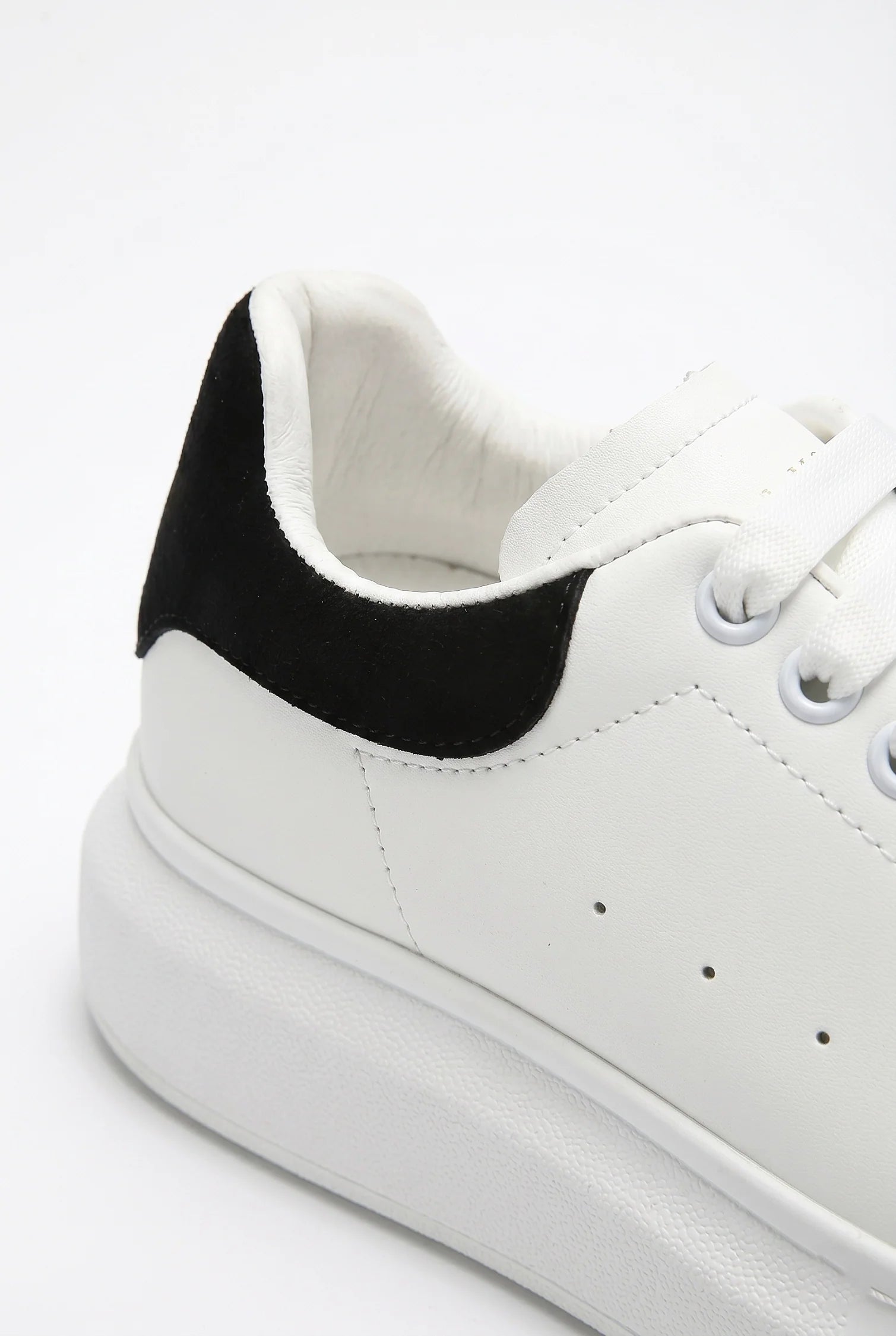 Men's Minimalist White Trainers - Stylish Lightweight Sneakers for Everyday Wear